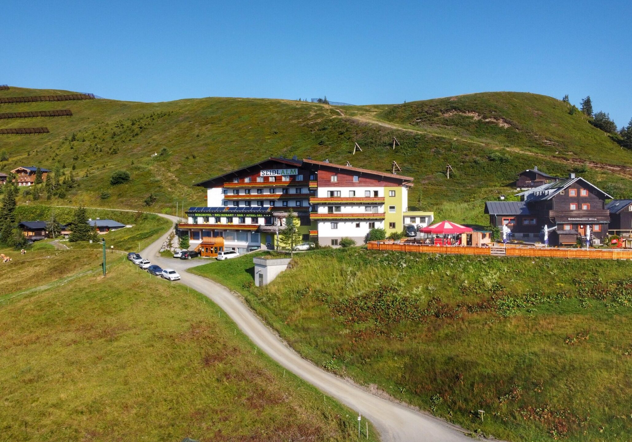Die Seidlalm mit ihrer einladenden Terrasse im Herzen der Urlaubsregion Saalbach-Hinterglemm."